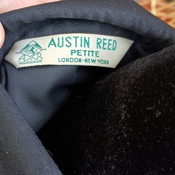 Vintage Austin Reed Petite Women's Black Wool Blazer with Gold Buttons_12 - Picture 5 of 9